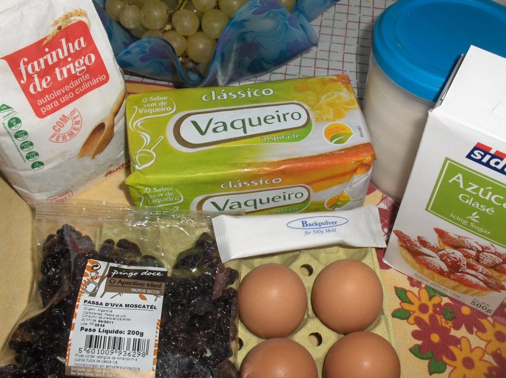 Chec de Stafide cu Struguri (Bolo de Passas com Uvas)