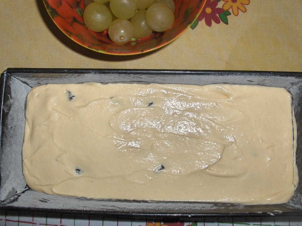 Chec de Stafide cu Struguri (Bolo de Passas com Uvas)