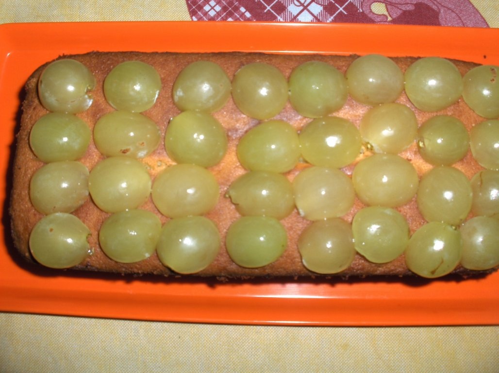 Chec de Stafide cu Struguri (Bolo de Passas com Uvas)