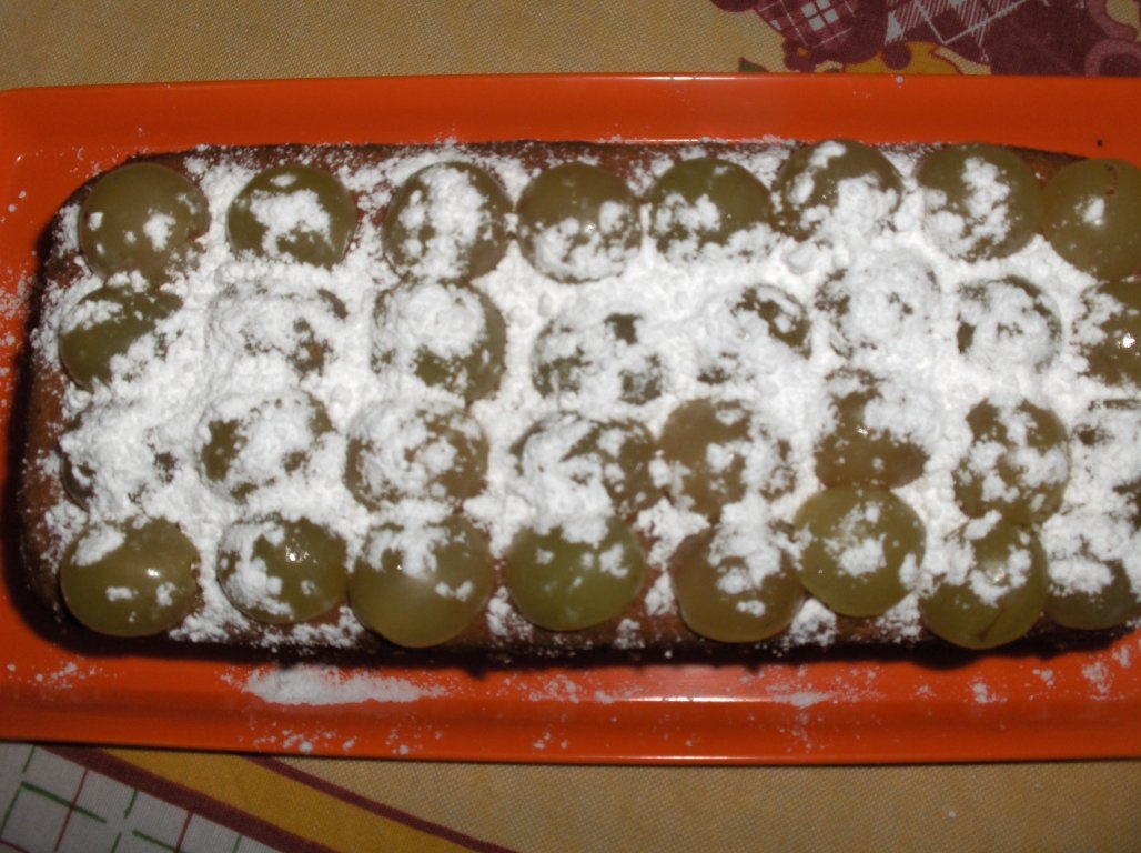 Chec de Stafide cu Struguri (Bolo de Passas com Uvas)