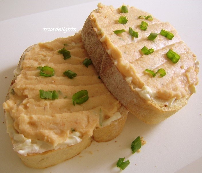 Tartine cu branza si crema de fasole