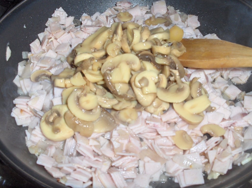 Cosulete cu suncã si ciuperci (Empadas de fiambre e cogumelos)