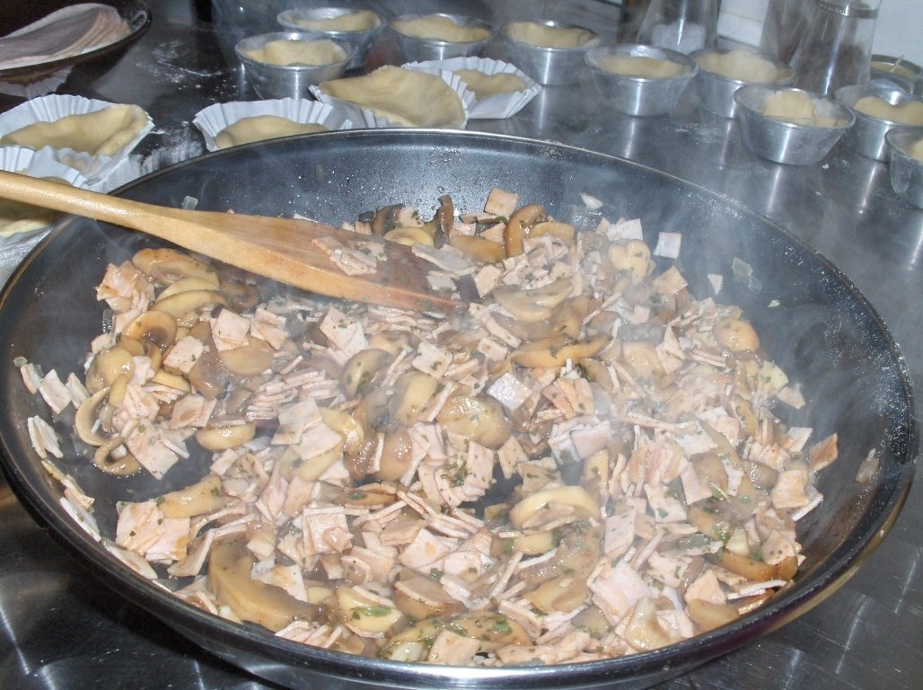 Cosulete cu suncã si ciuperci (Empadas de fiambre e cogumelos)