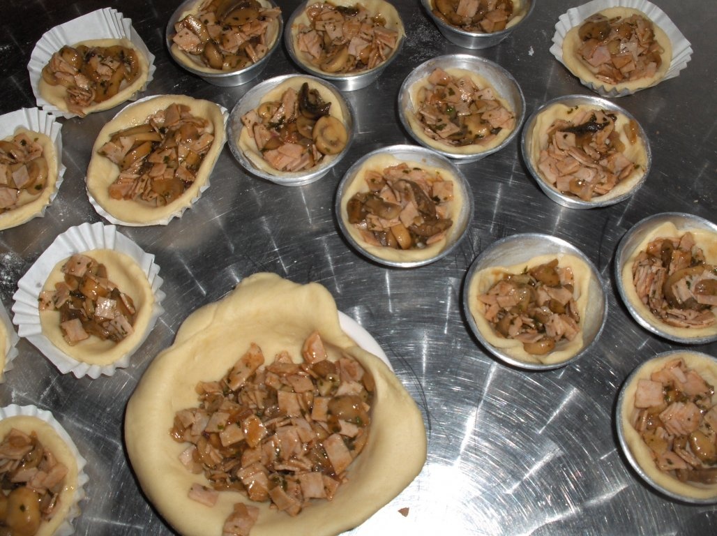 Cosulete cu suncã si ciuperci (Empadas de fiambre e cogumelos)