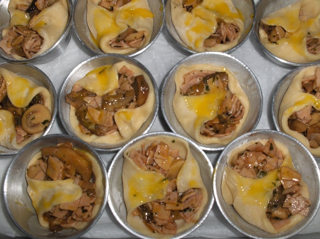 Cosulete cu suncã si ciuperci (Empadas de fiambre e cogumelos)