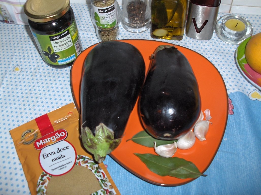 Salatã de vinete cu mãsline si anason  la borcan (Beringelas em Conserva)