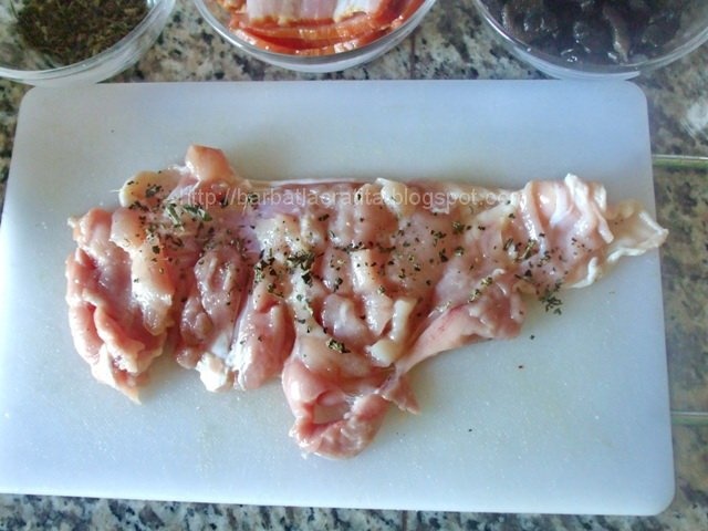 Pulpe de pui umplute cu masline, kaizer si busuioc