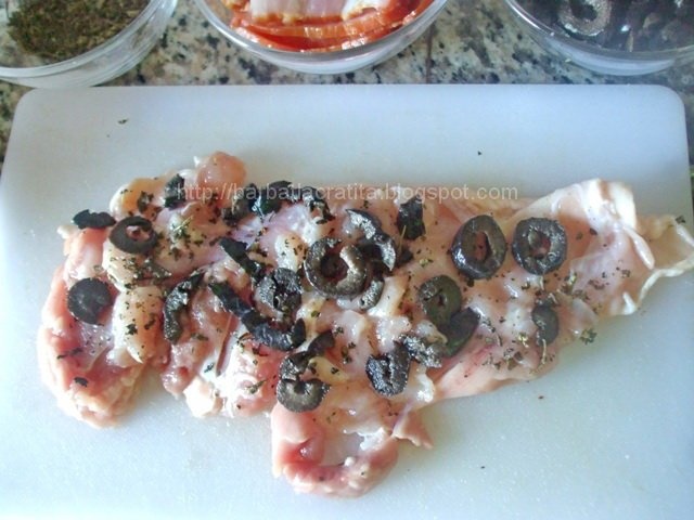 Pulpe de pui umplute cu masline, kaizer si busuioc