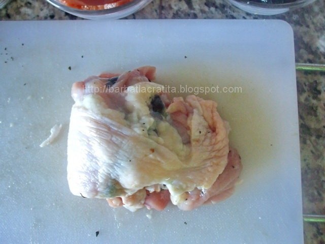 Pulpe de pui umplute cu masline, kaizer si busuioc