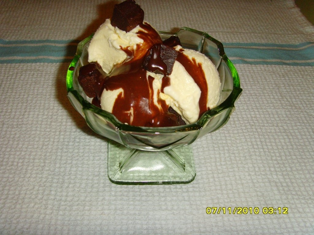 Hot chocolate fudge sundae