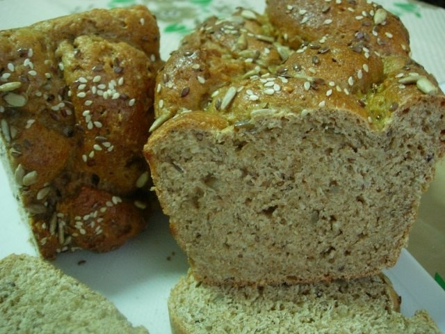 Paine suedeza cu faina integrala si seminte