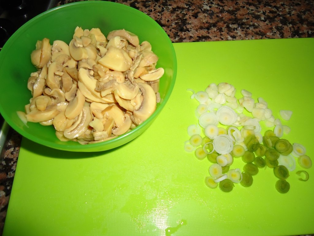 Piept de pui cu unt  si ciupercute calite cu usturoi