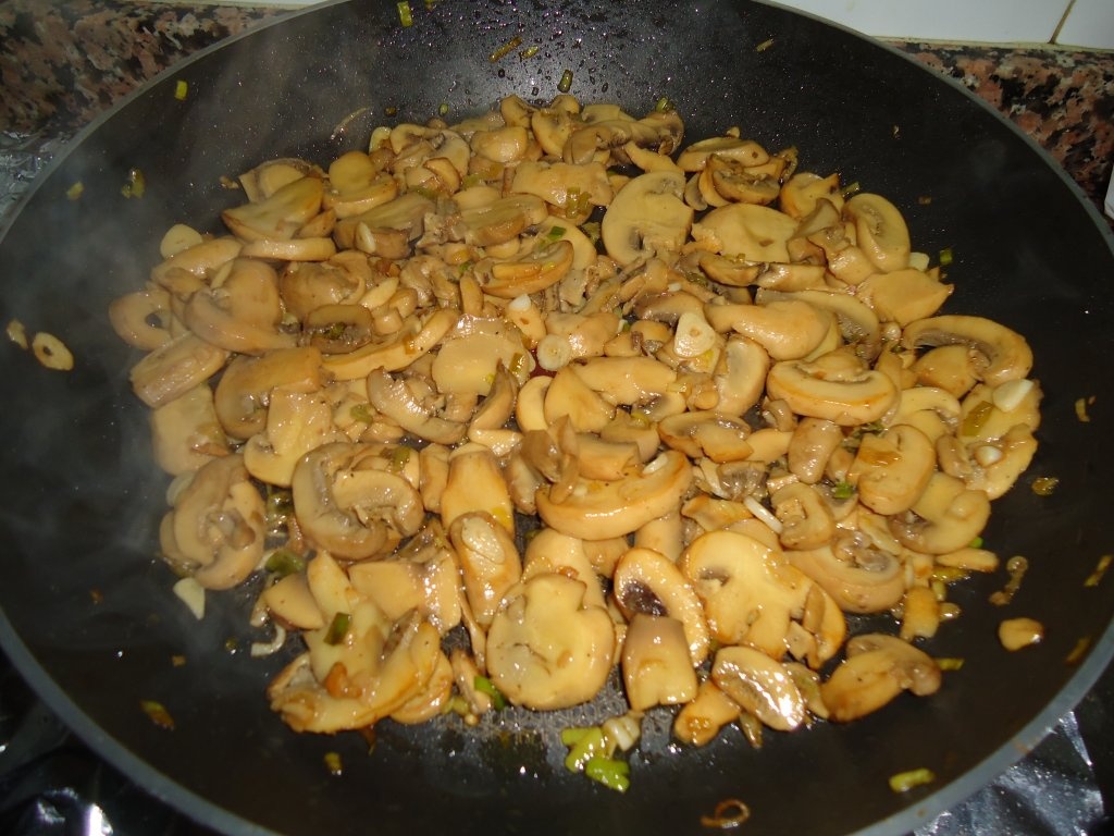 Piept de pui cu unt  si ciupercute calite cu usturoi