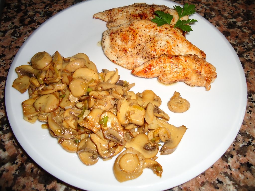 Piept de pui cu unt  si ciupercute calite cu usturoi