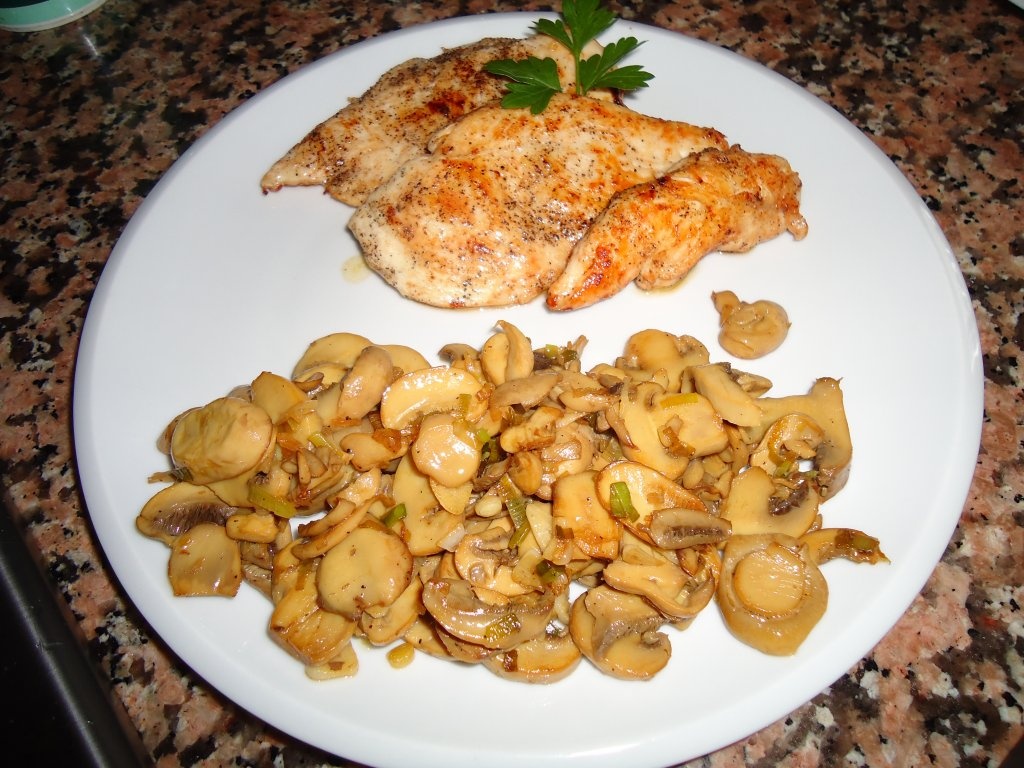 Piept de pui cu unt  si ciupercute calite cu usturoi