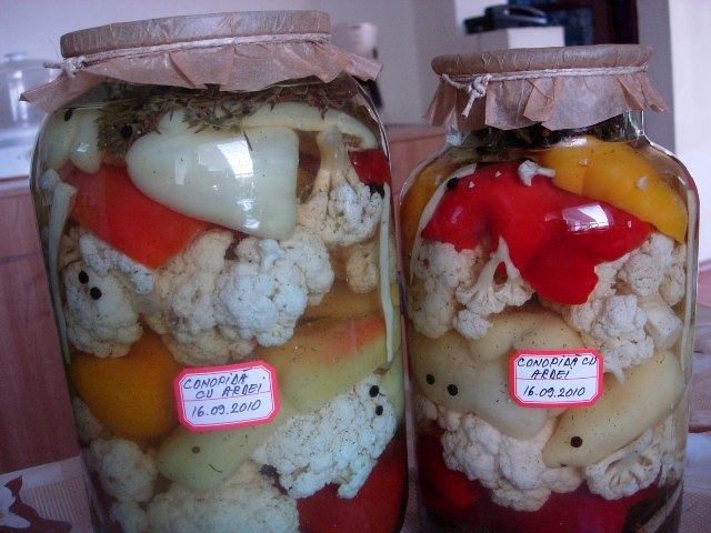 Ardei gras si conopida la borcan