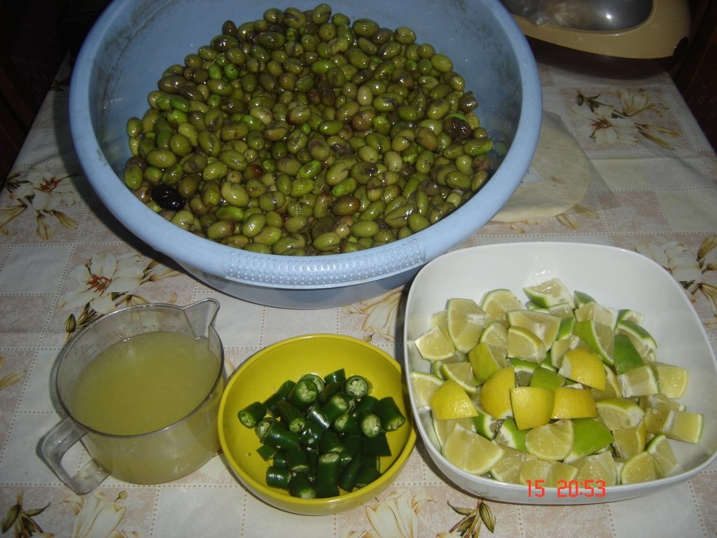 Masline verzi conservate in saramura si ulei de masline- specific tarilor arabe