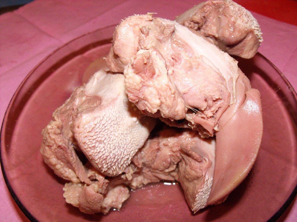 Limba in sos de smantana cu castraveciori murati