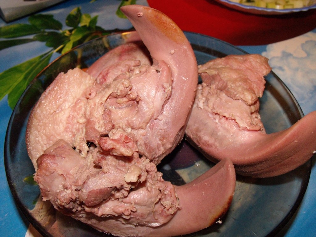 Limba in sos de smantana cu castraveciori murati