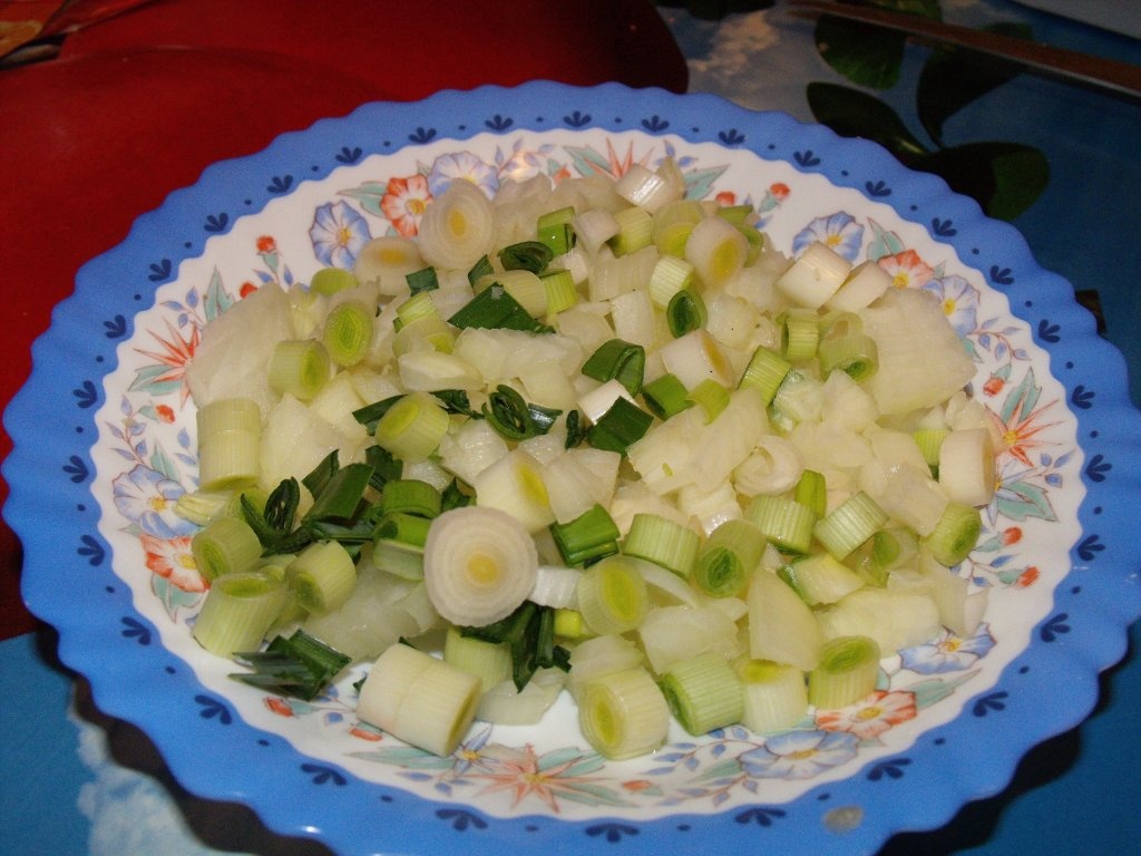 Limba in sos de smantana cu castraveciori murati