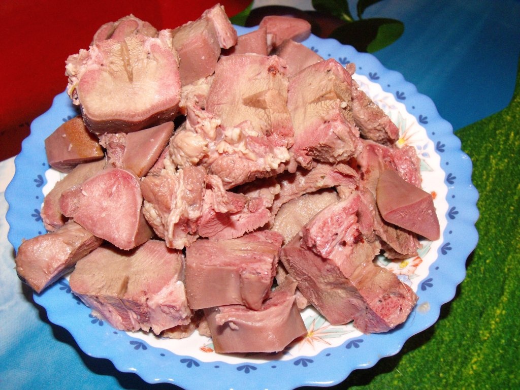 Limba in sos de smantana cu castraveciori murati