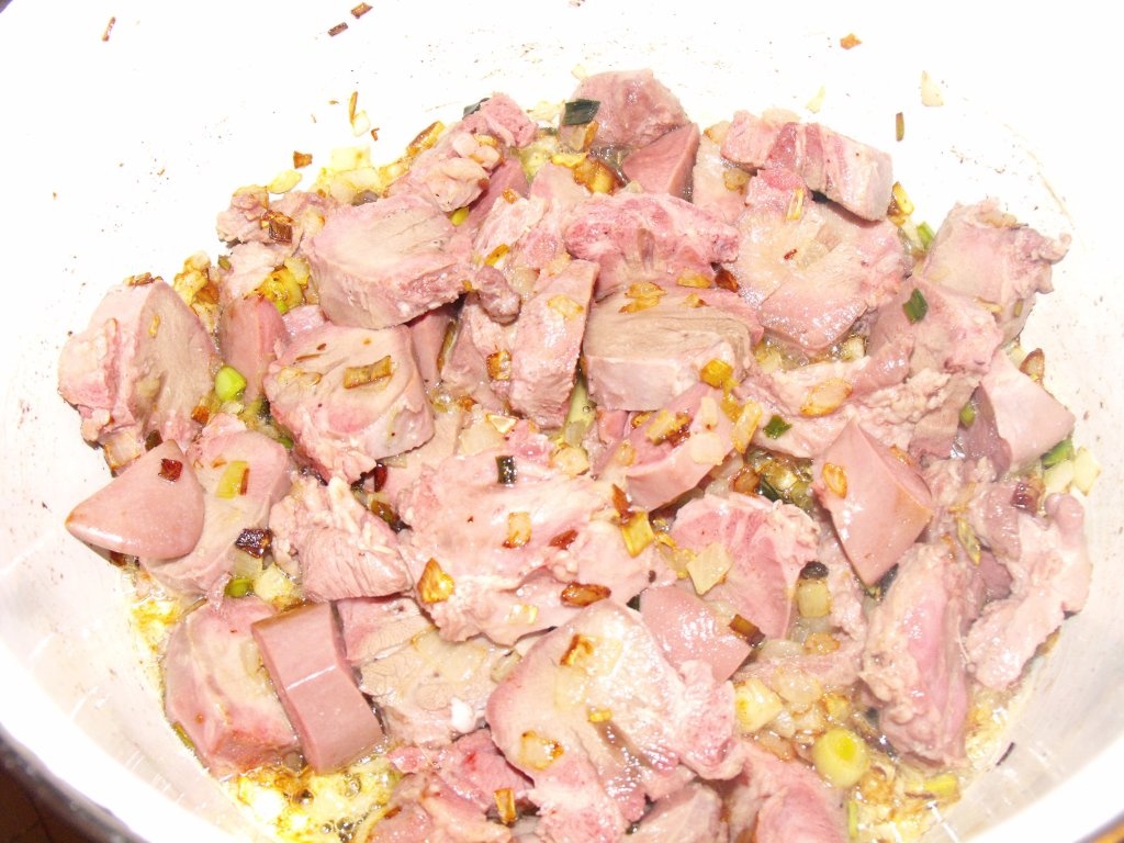 Limba in sos de smantana cu castraveciori murati