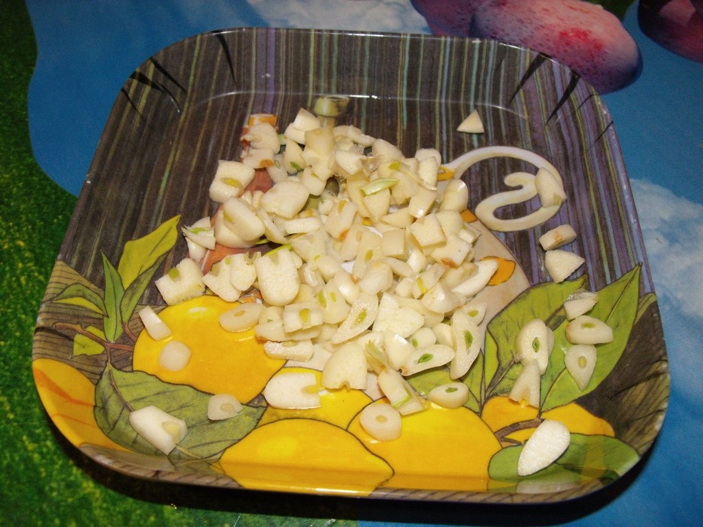 Limba in sos de smantana cu castraveciori murati