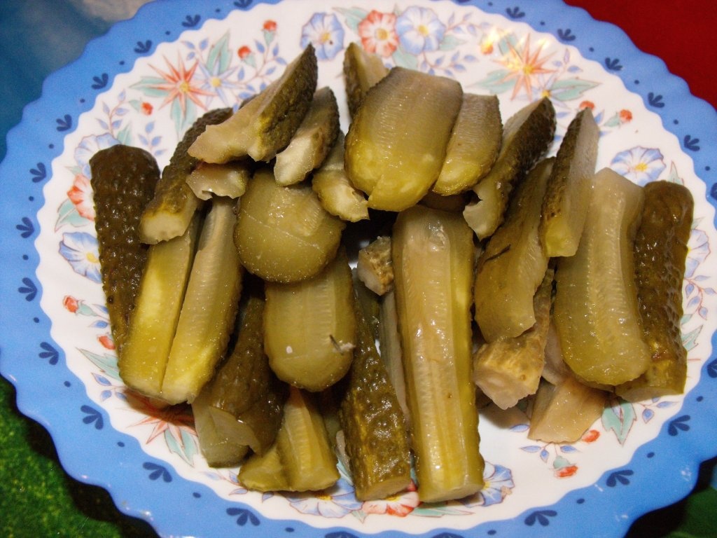 Limba in sos de smantana cu castraveciori murati