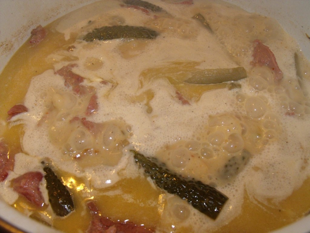 Limba in sos de smantana cu castraveciori murati