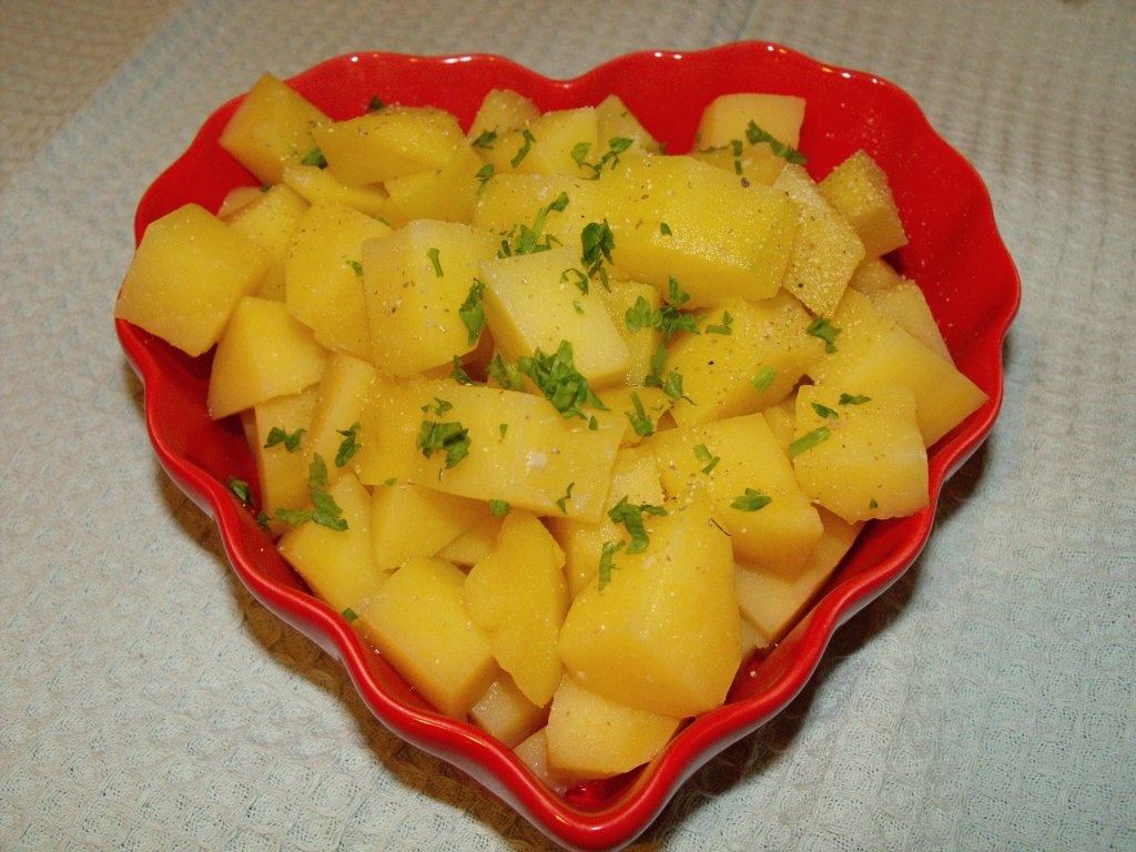 Limba in sos de smantana cu castraveciori murati