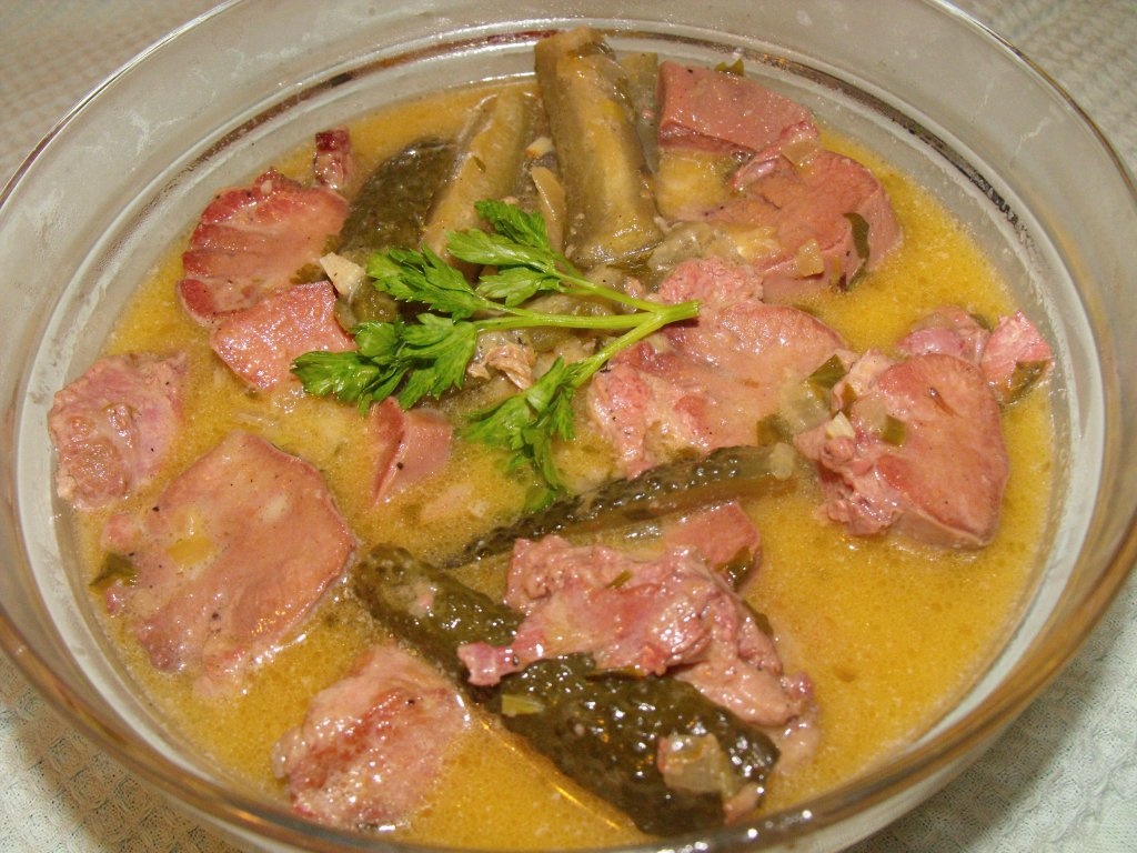 Limba in sos de smantana cu castraveciori murati