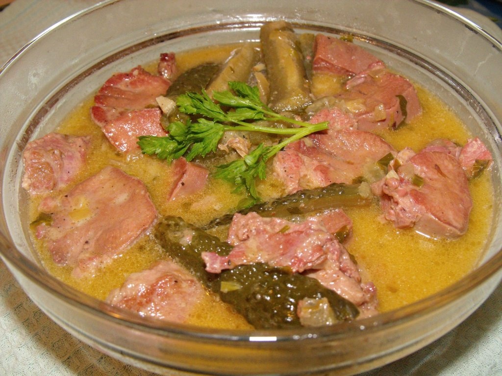 Limba in sos de smantana cu castraveciori murati