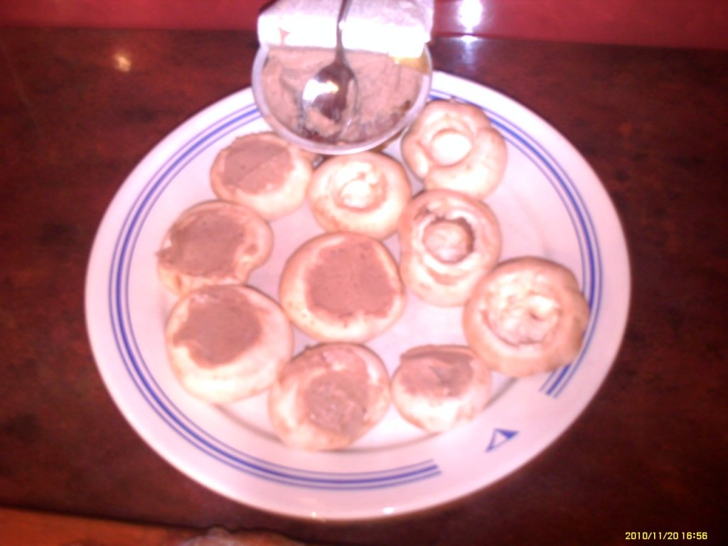 Ciuperci umplute cu pate de gasca si  rulouri din cotlet afumat