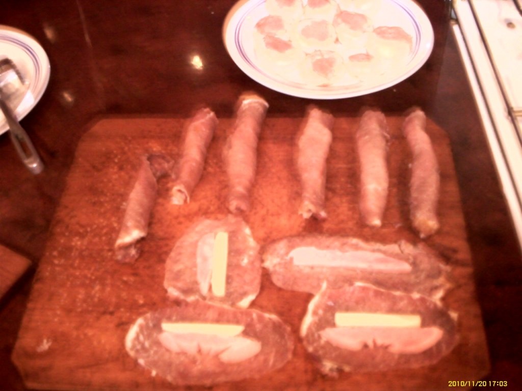 Ciuperci umplute cu pate de gasca si  rulouri din cotlet afumat