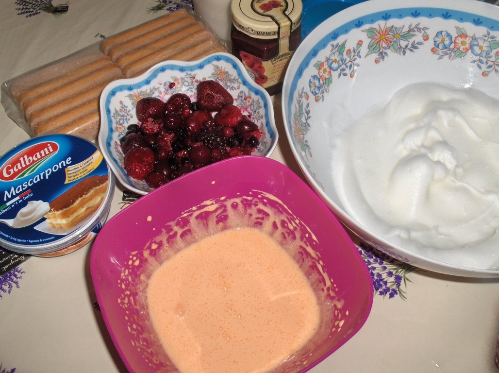 Tiramisu cu fructe de pãdure