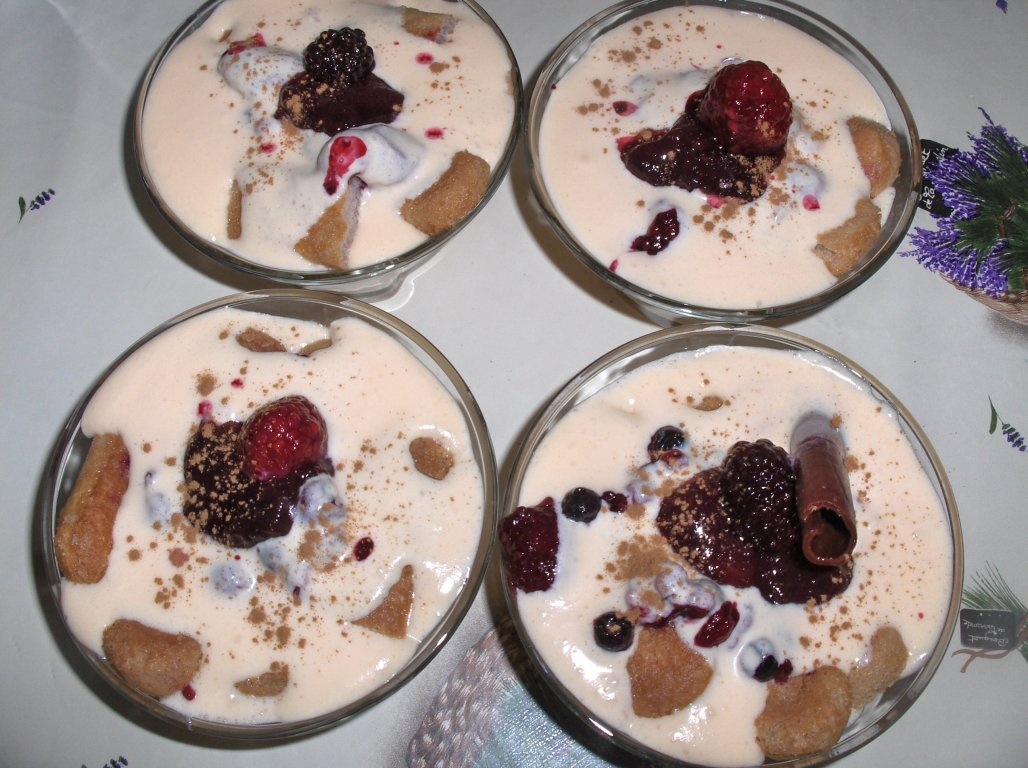 Tiramisu cu fructe de pãdure