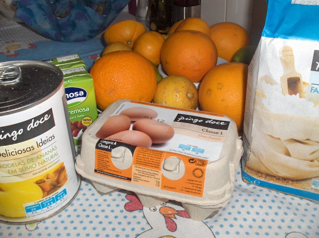 Tort  Însiropat  de Ananas  si Fructe de Pãdure