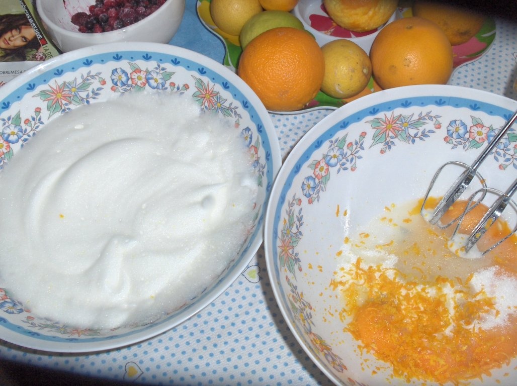 Tort  Însiropat  de Ananas  si Fructe de Pãdure