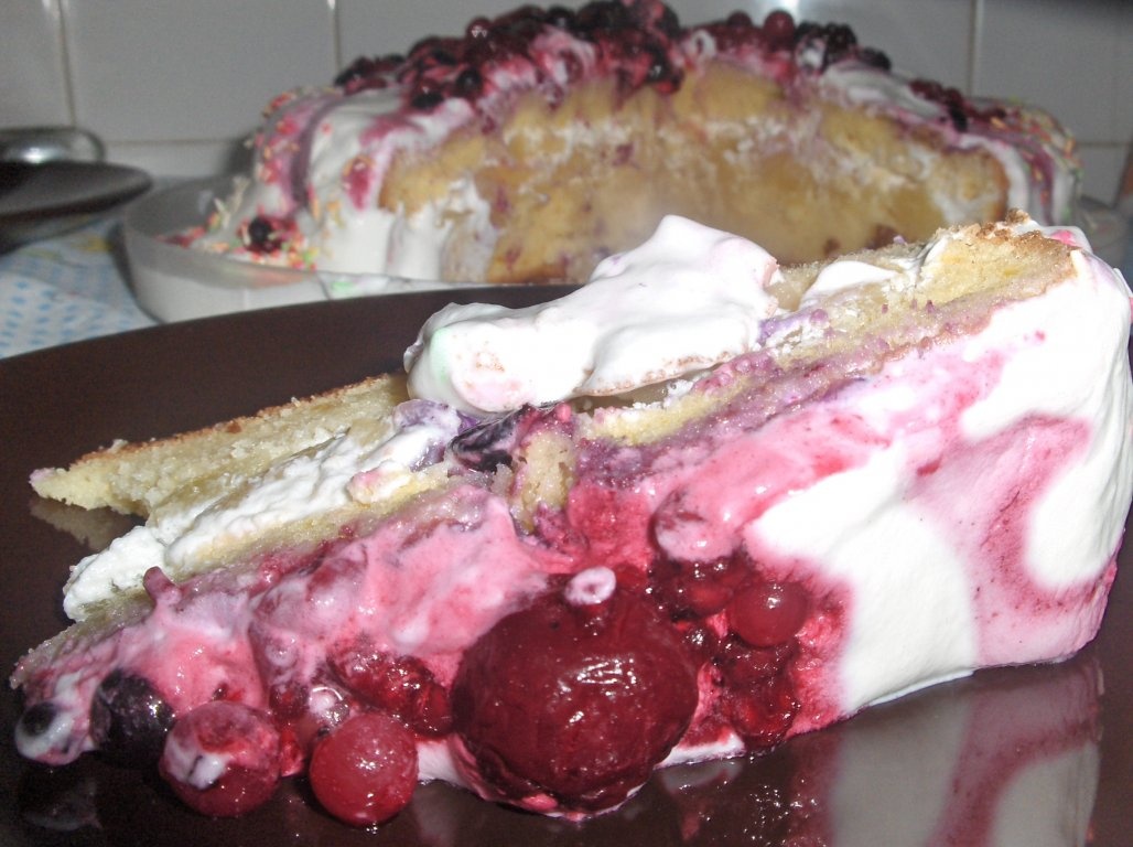 Tort  Însiropat  de Ananas  si Fructe de Pãdure