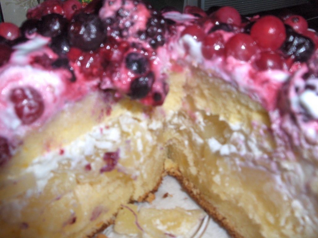 Tort  Însiropat  de Ananas  si Fructe de Pãdure