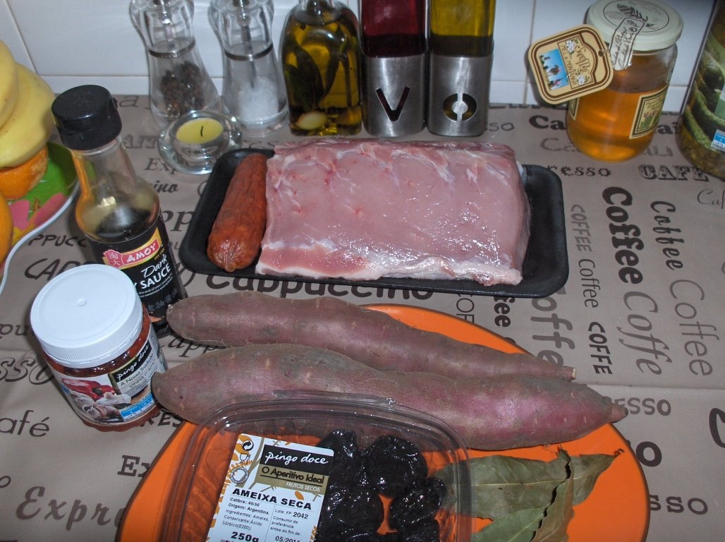 Muschi de porc umplut la cuptor în sos de usturoi si cartofi dulci (Lombo  assado no forno com batata doce)