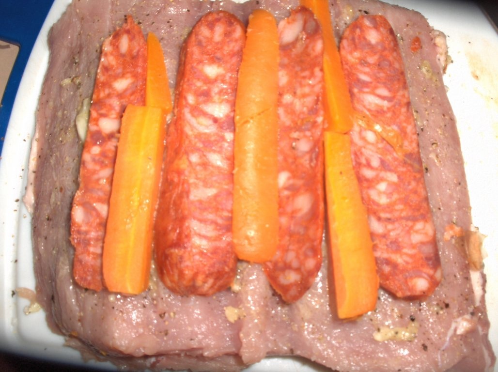 Muschi de porc umplut la cuptor în sos de usturoi si cartofi dulci (Lombo  assado no forno com batata doce)