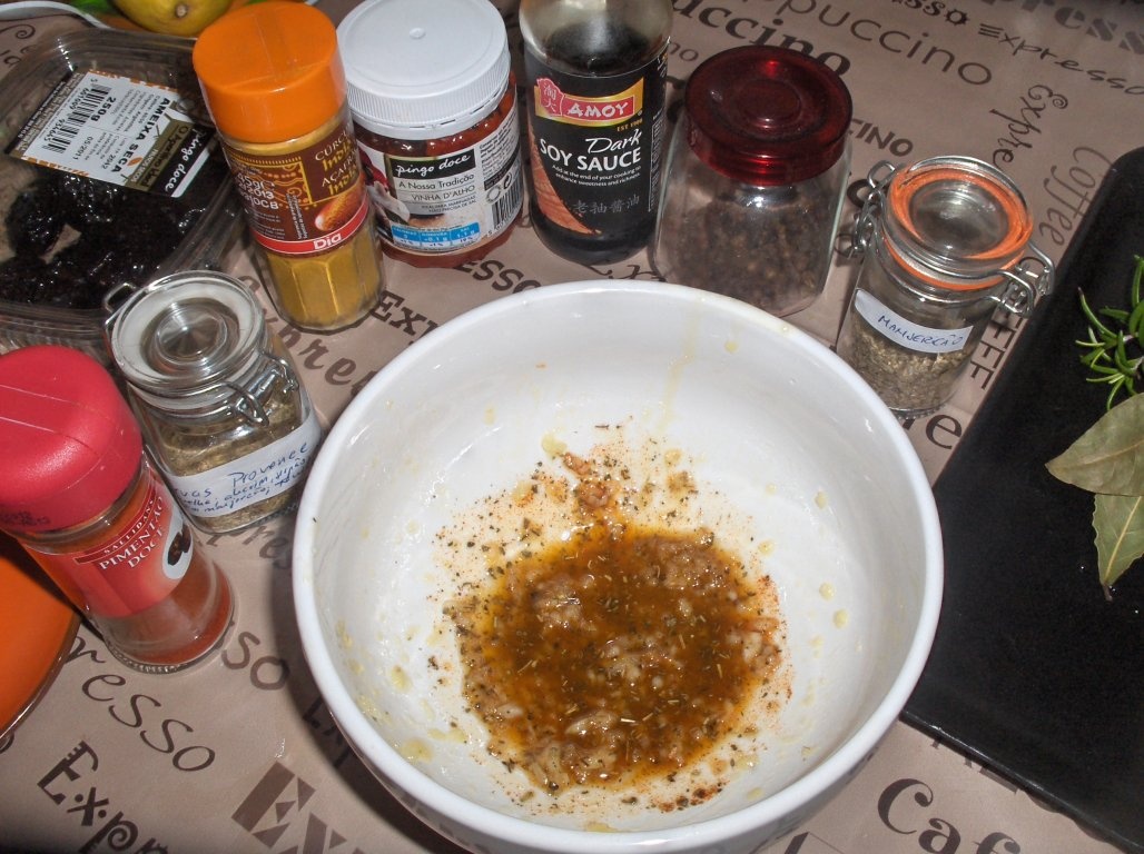 Muschi de porc umplut la cuptor în sos de usturoi si cartofi dulci (Lombo  assado no forno com batata doce)