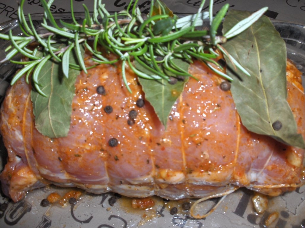 Muschi de porc umplut la cuptor în sos de usturoi si cartofi dulci (Lombo  assado no forno com batata doce)