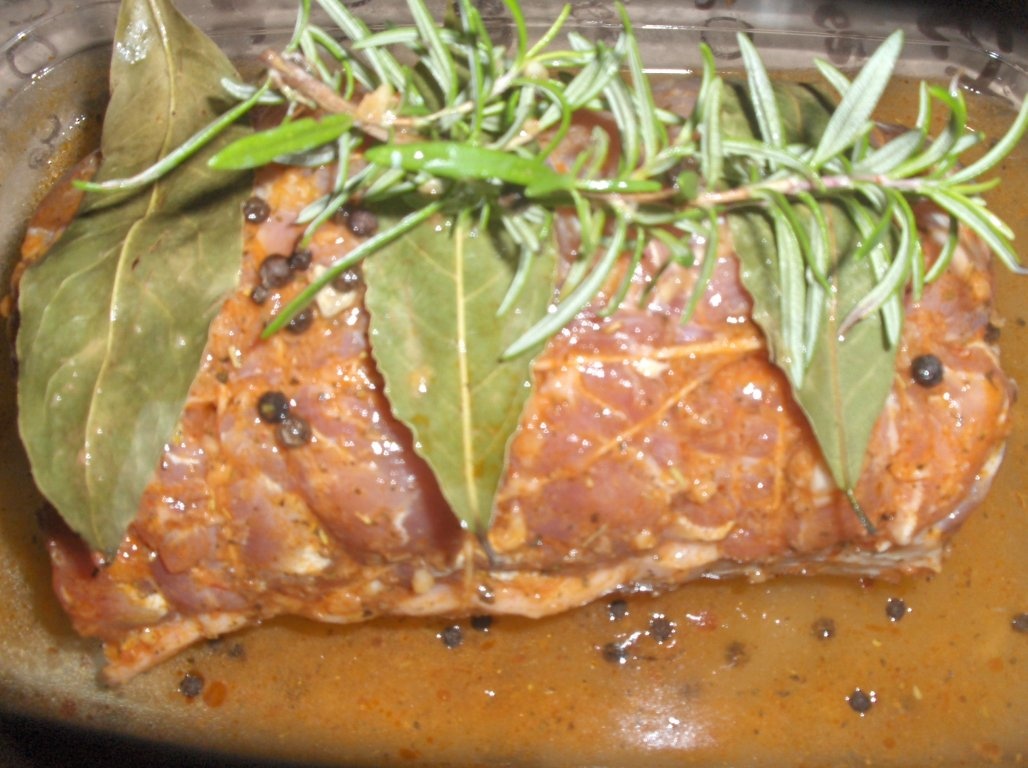 Muschi de porc umplut la cuptor în sos de usturoi si cartofi dulci (Lombo  assado no forno com batata doce)