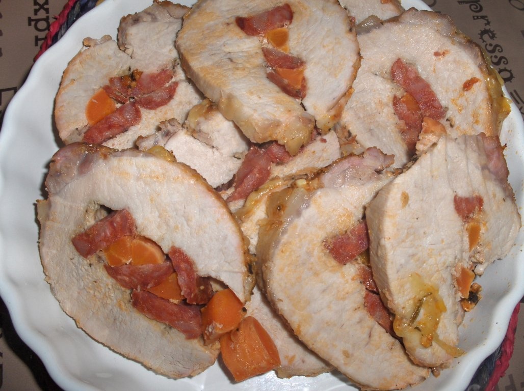 Muschi de porc umplut la cuptor în sos de usturoi si cartofi dulci (Lombo  assado no forno com batata doce)