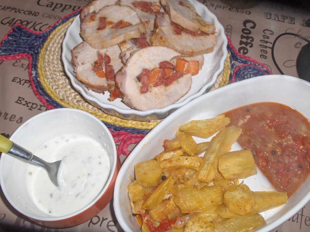 Muschi de porc umplut la cuptor în sos de usturoi si cartofi dulci (Lombo  assado no forno com batata doce)