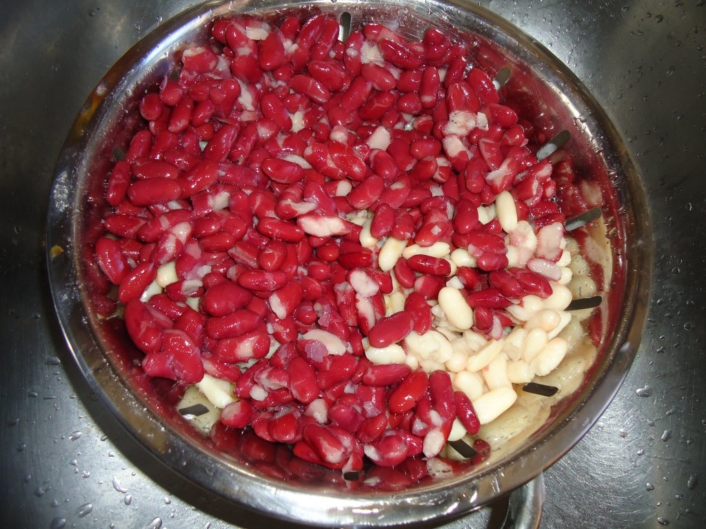 Iahnie de fasole alb-rosie cu ardei