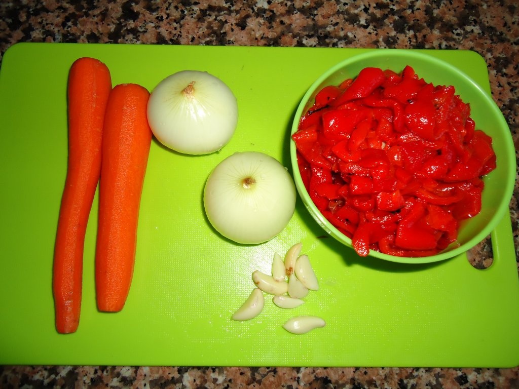 Iahnie de fasole alb-rosie cu ardei