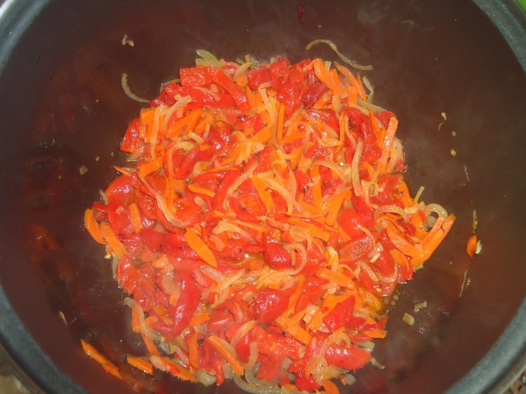 Iahnie de fasole alb-rosie cu ardei